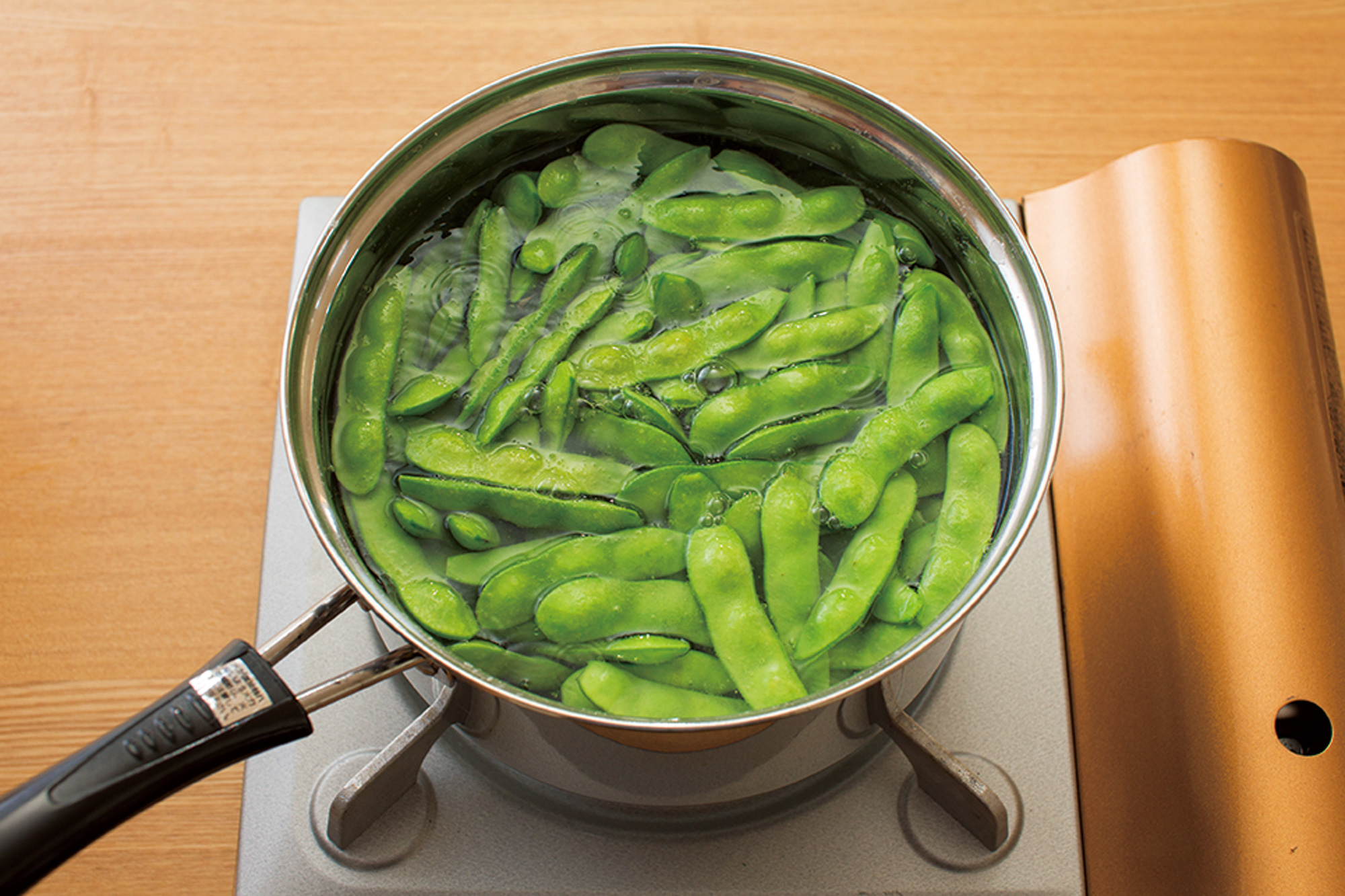 枝豆を茹でる